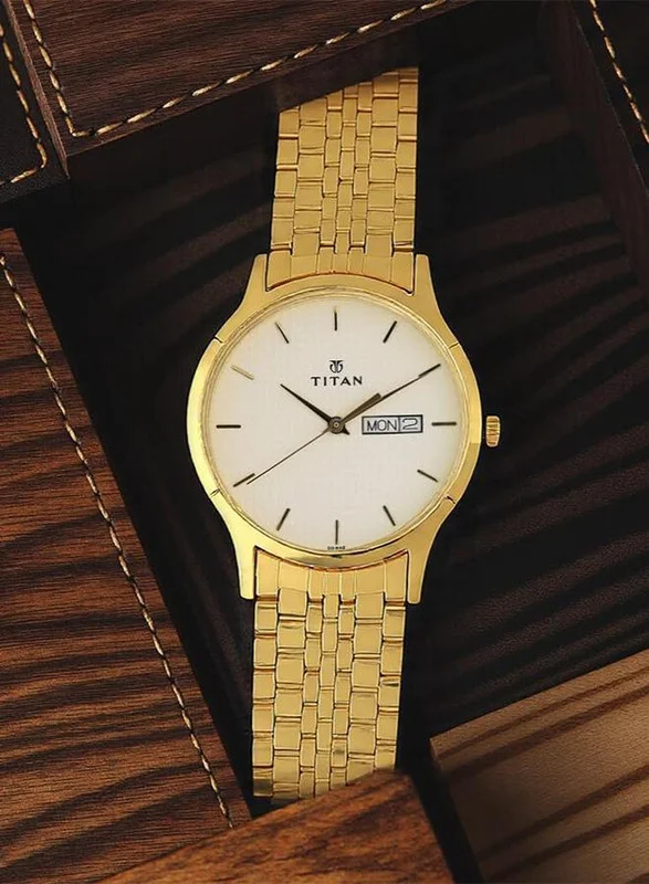 تيتان ساعة تيتان كوارتز بعقارب مع عرض اليوم والتاريخ وميناء فضي وحزام ستانلس ستيل للرجال